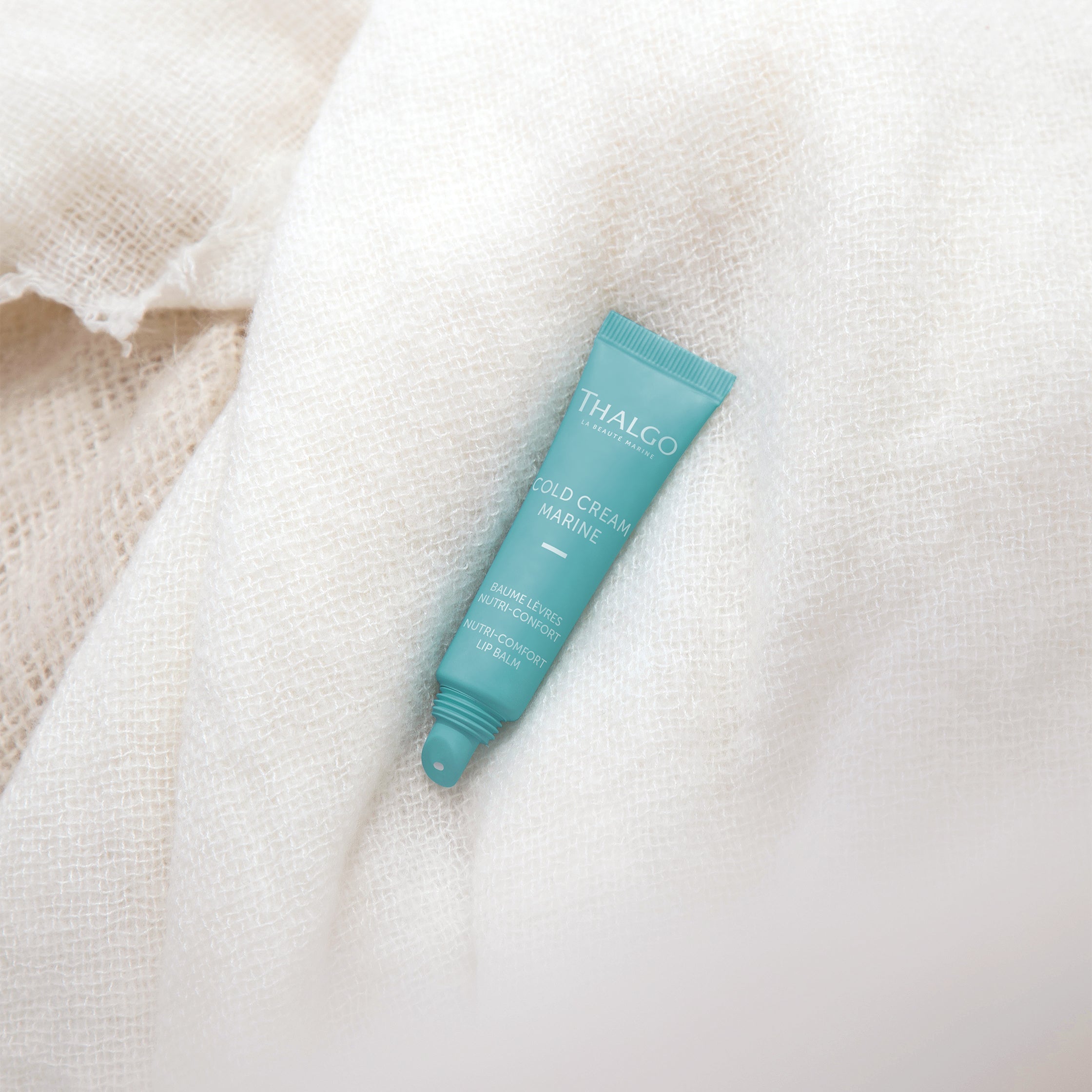THALGO Cold Cream Marine 2.0 - Nutri-Comfort Lippenbalsam – 15ml, Tube liegt auf Mullstoff
