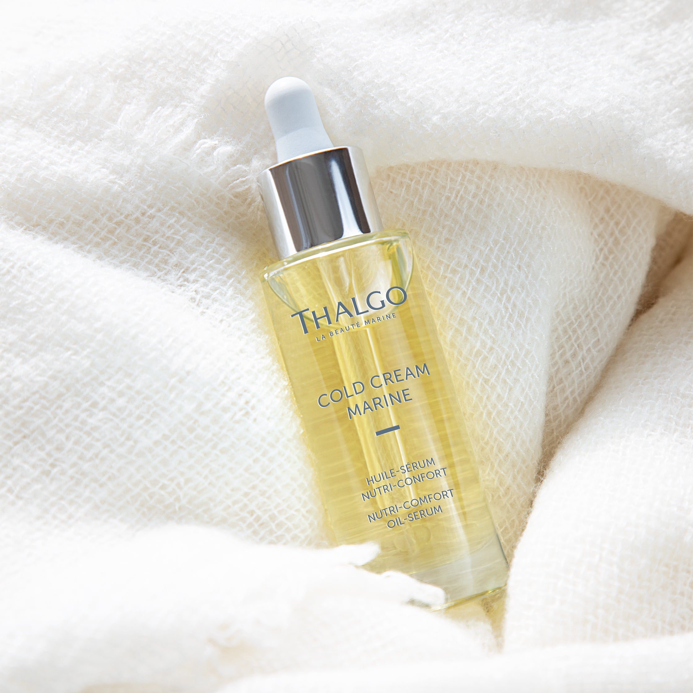 THALGO Cold Cream Marine 2.0 - Nutri-Comfort Öl-Serum  – 30ml, Spender liegend auf Mullstoff