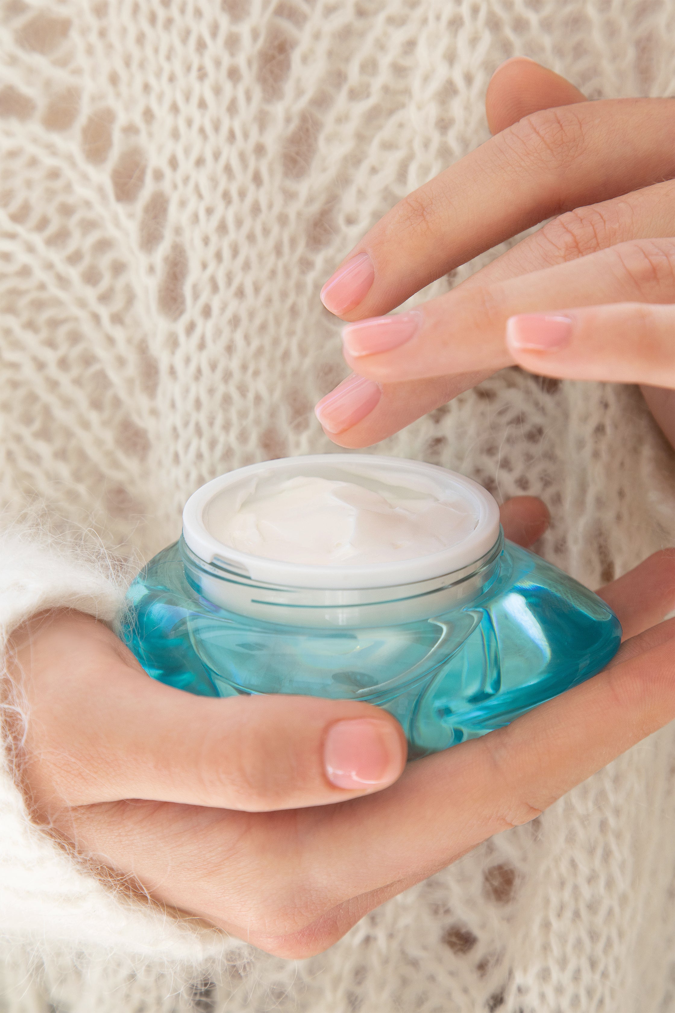 THALGO Cold Cream Marine 2.0 - Reichhaltige Nutri-Comfort Creme – 50ml, Hände halten offenen Tiegel
