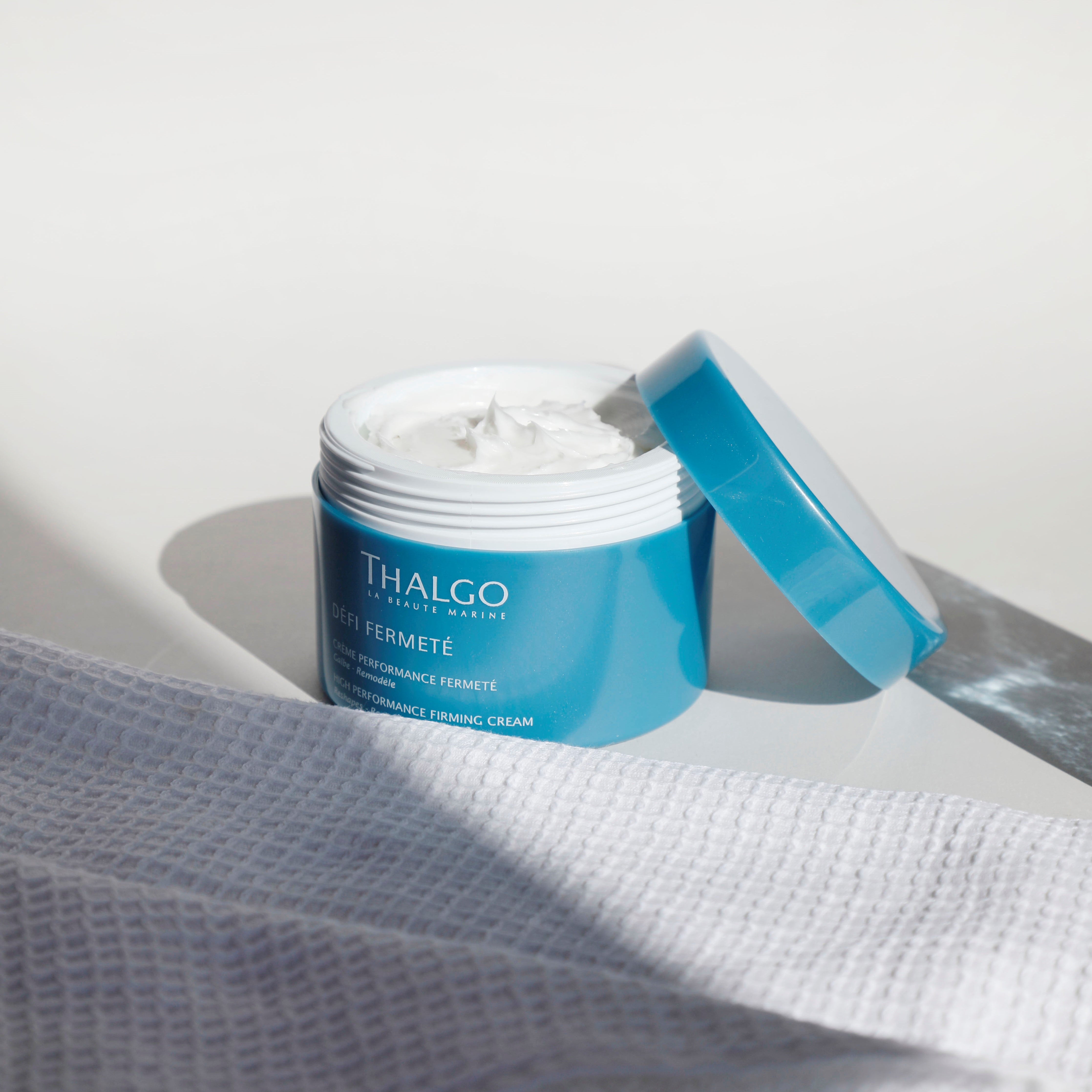 THALGO Défi Fermeté - Intensive Straffungscreme  – 200ml, Tiegel offen auf Tisch neben Handtuch