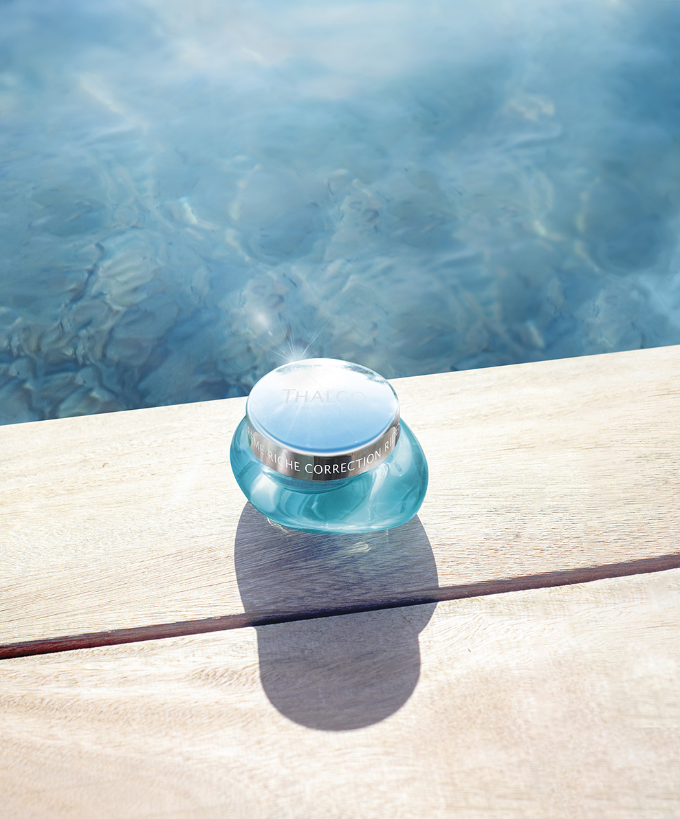 THALGO HYALU-PROCOLLAGÈNE - Reichhaltige Faltenkorrigierende Creme – 50ml, Tiegel auf Holzsteg an Wasser