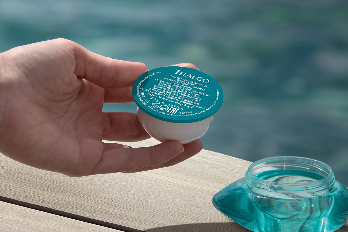 THALGO HYALU-PROCOLLAGÈNE - Reichhaltige Faltenkorrigierende Creme – REFILL, 50ml, Hand gibt Refill in Tiegel