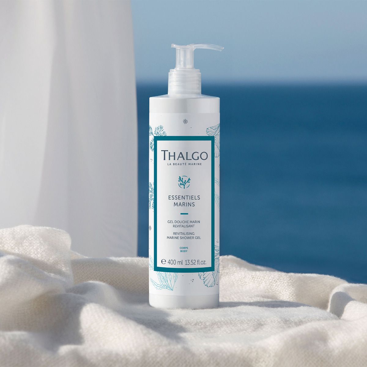 THALGO Marine Essentials - Revitalisierendes Duschgel – King Size, 400ml, Pumpspender auf Handtuch stehend