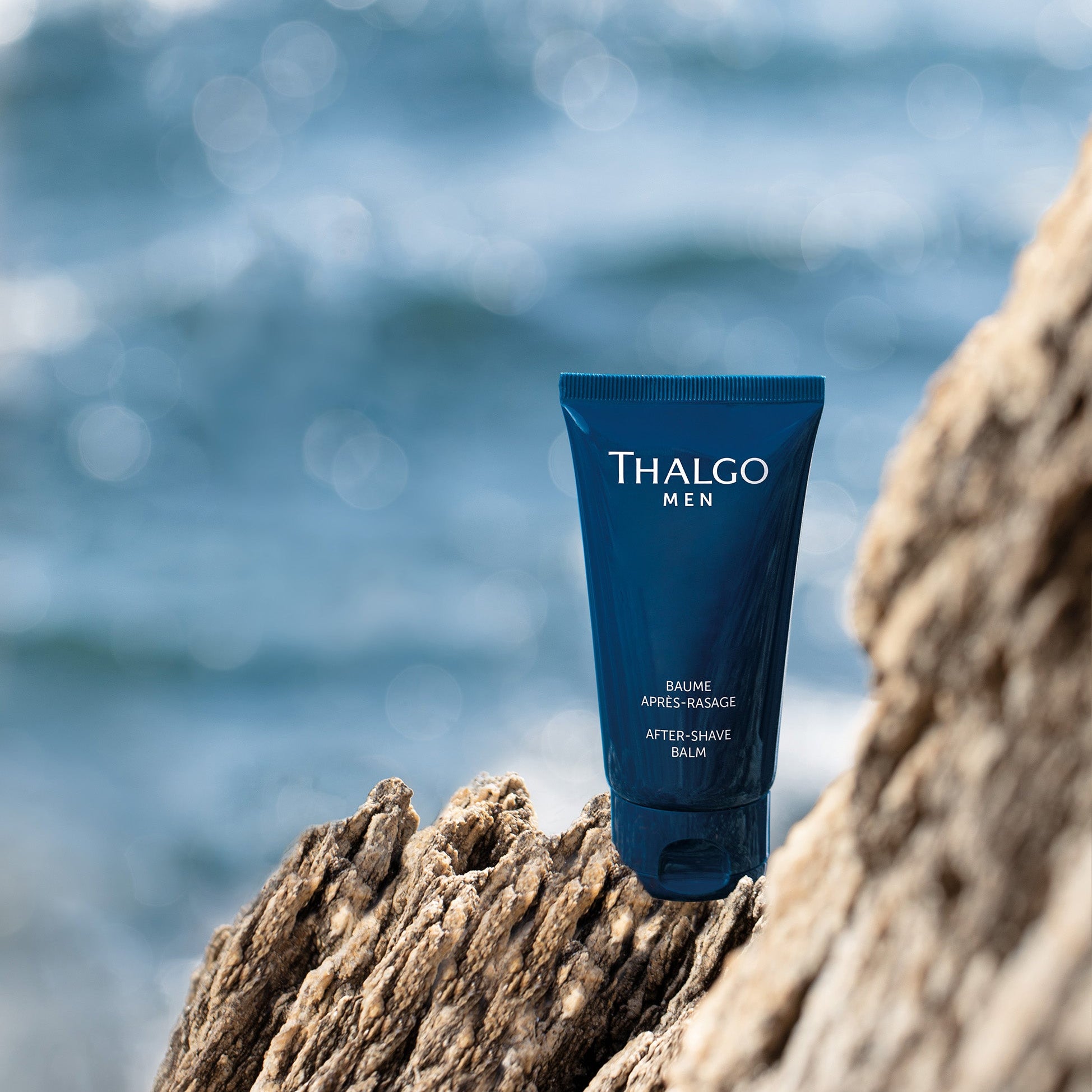 THALGO MEN - Aftershave-Balsam  – 75ml, Tube auf Steinufer am Meer