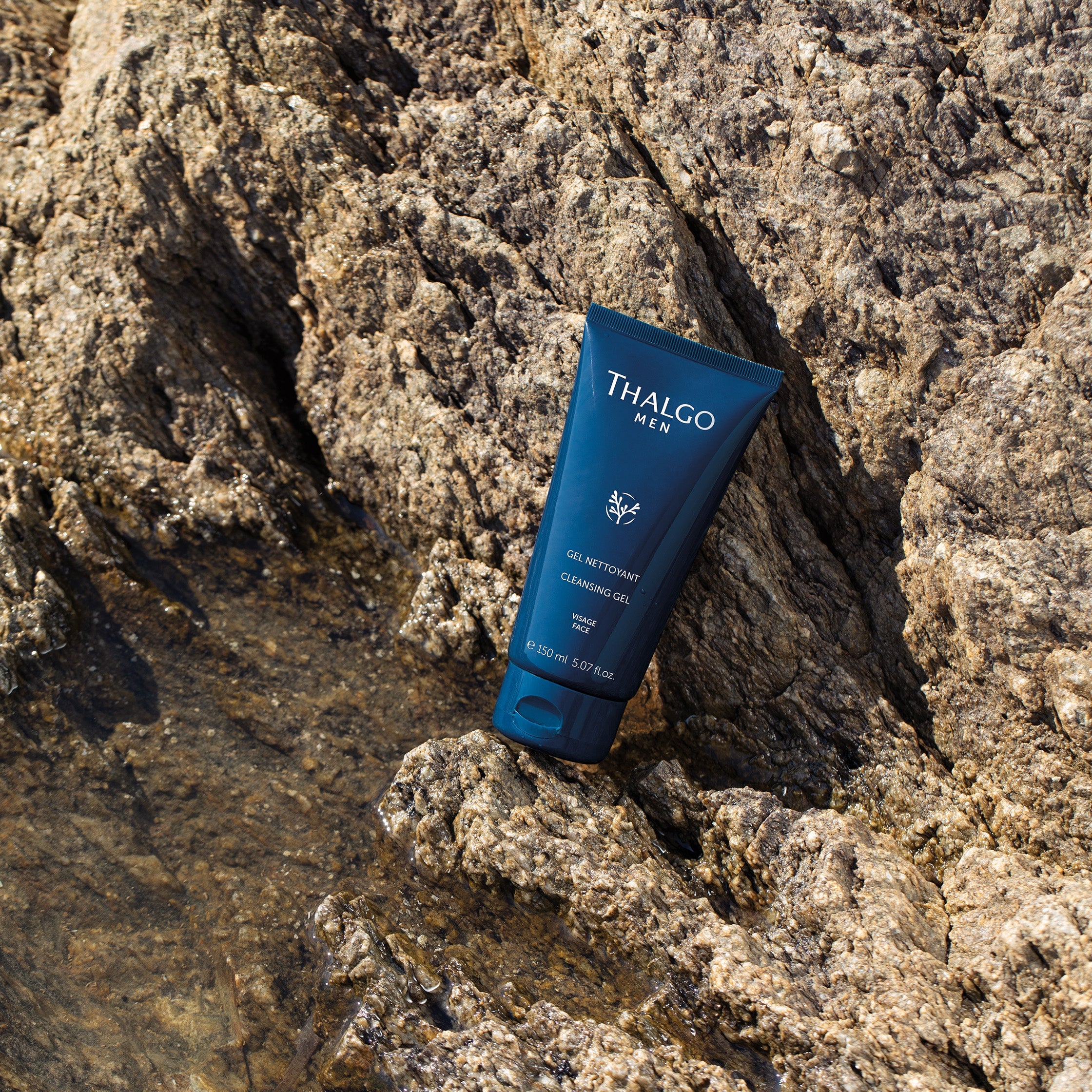 THALGO MEN - Reinigungs-Gel  – 150ml, Tube auf Stein liegend