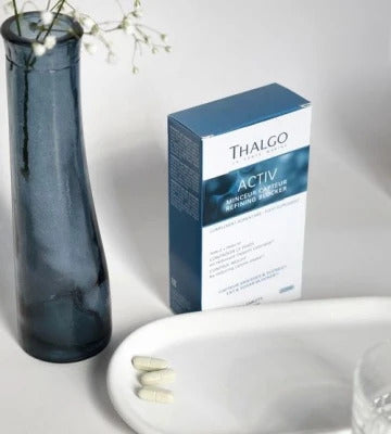 THALGO Minceur Capteur  – 42,75g, 3 Tabletten auf Tablett mit Wasserglas, Umkarton und blauer Vase