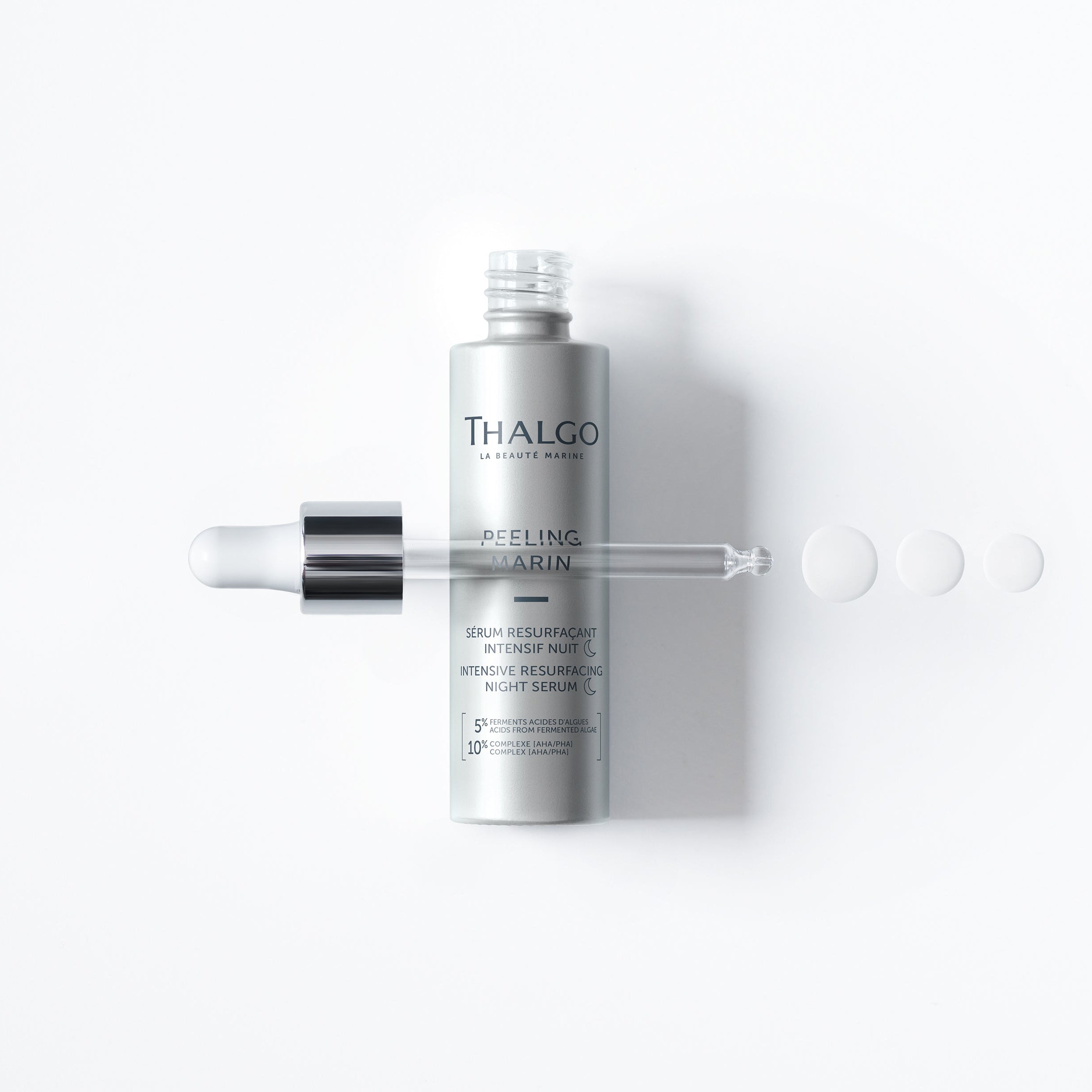 THALGO Peeling Marin - Erneuerndes Intensiv-Serum für die Nacht , 30ml, Spenderflasche liegend geöffnet mit Pipette und Serumtropfen 