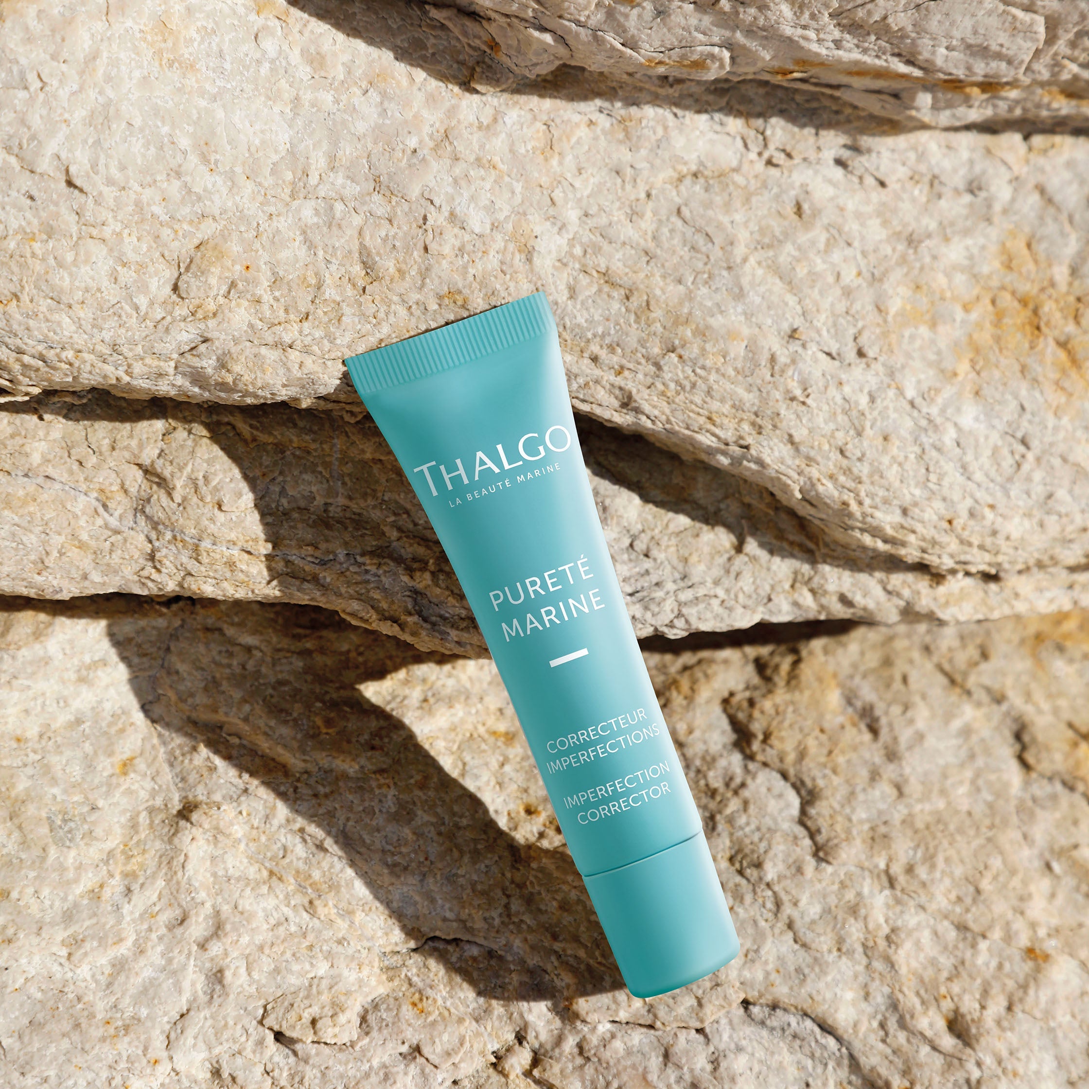 THALGO Pureté Marine - Korrekturgel  – SOS Pflege gegen Pickel, 15ml, Tube auf Stein liegend