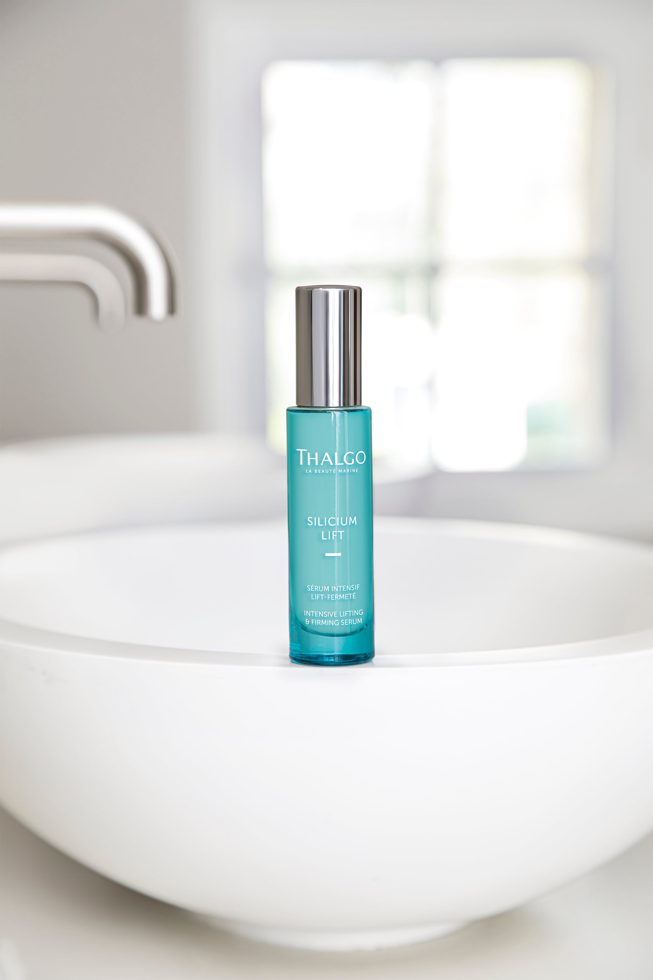THALGO Silizium Lift - Intensivserum mit Lifting Effekt – 30ml, Spender stehend auf Waschbeckenrand