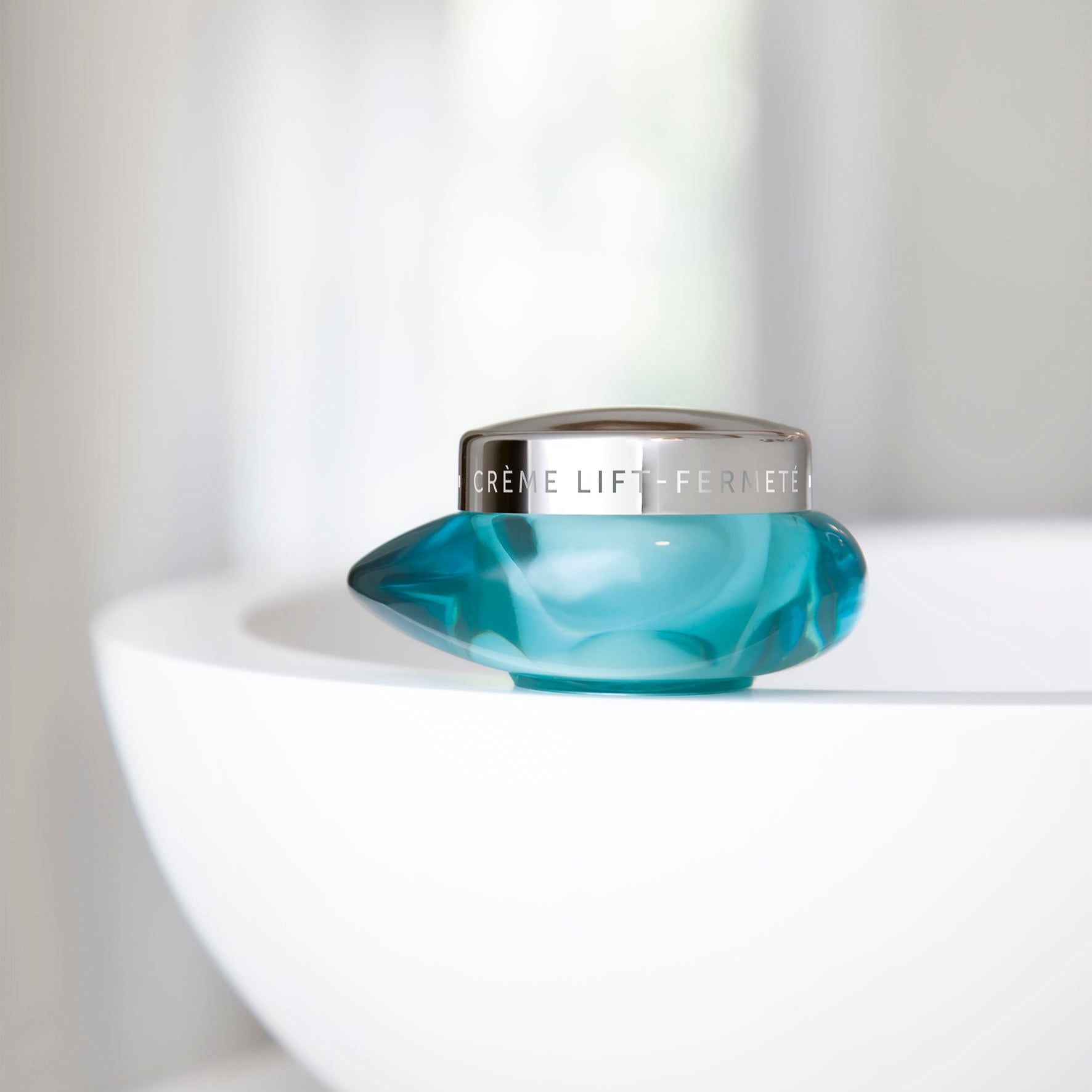 THALGO Silizium Lift - Silizium Lift Creme – 50ml, Tiegel steht auf Waschbeckenrand 