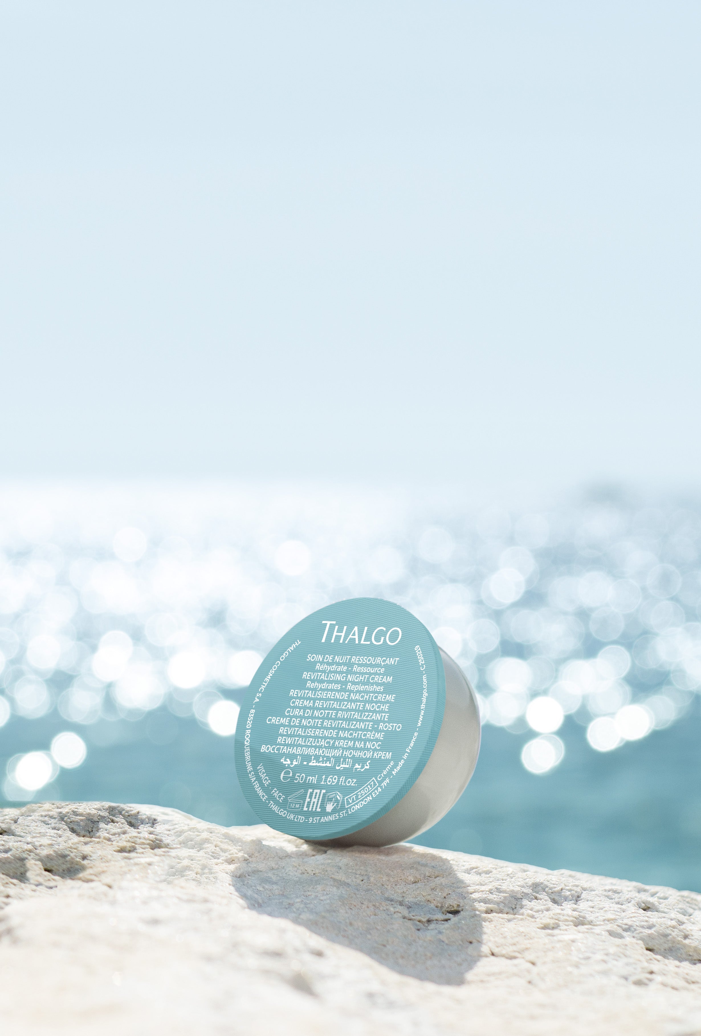 THALGO Source Marine Refill Éco-Recharge Soin de Nuit Ressourcant - Revitalisierende Nachtcreme, 50ml, Kapsel auf Stein am Meer