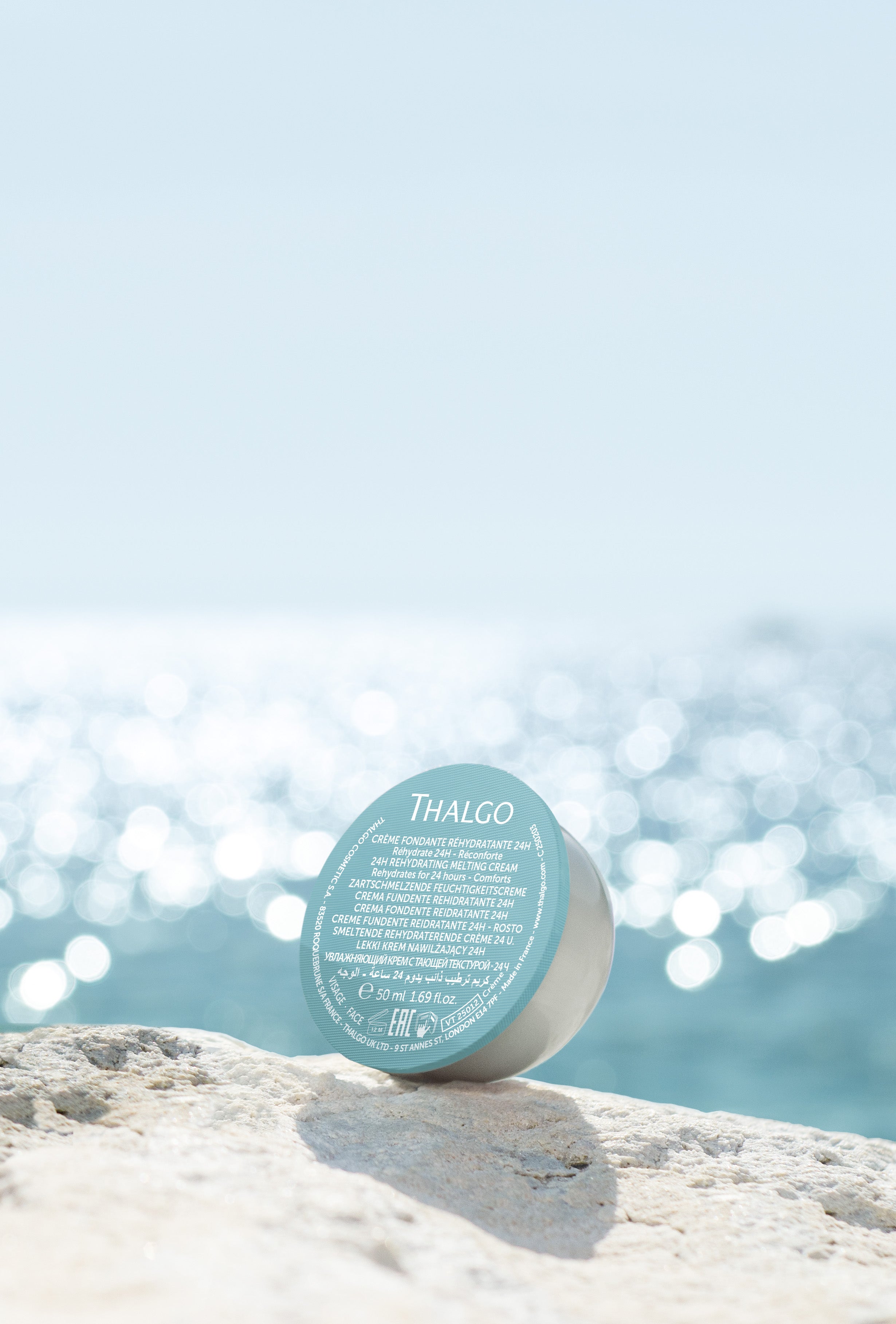 THALGO Source Marine Refill Recharge Crème Fondante Réhydratante 24h - Zartschmelzende Feuchtigkeitscreme – für feuchtigkeitsarme Haut, 50ml, Kapsel auf Stein am Meer