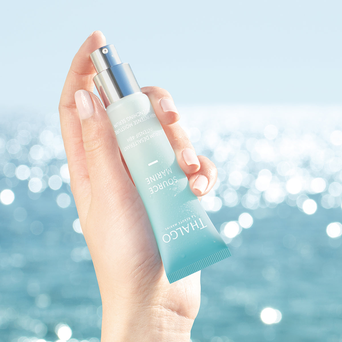THALGO Source Marine - Sérum Désaltérant Intensif 48H - Intensiv-Feuchtigkeits-Serum – für dehydrierte Haut, 30ml, Hand hält Tube 