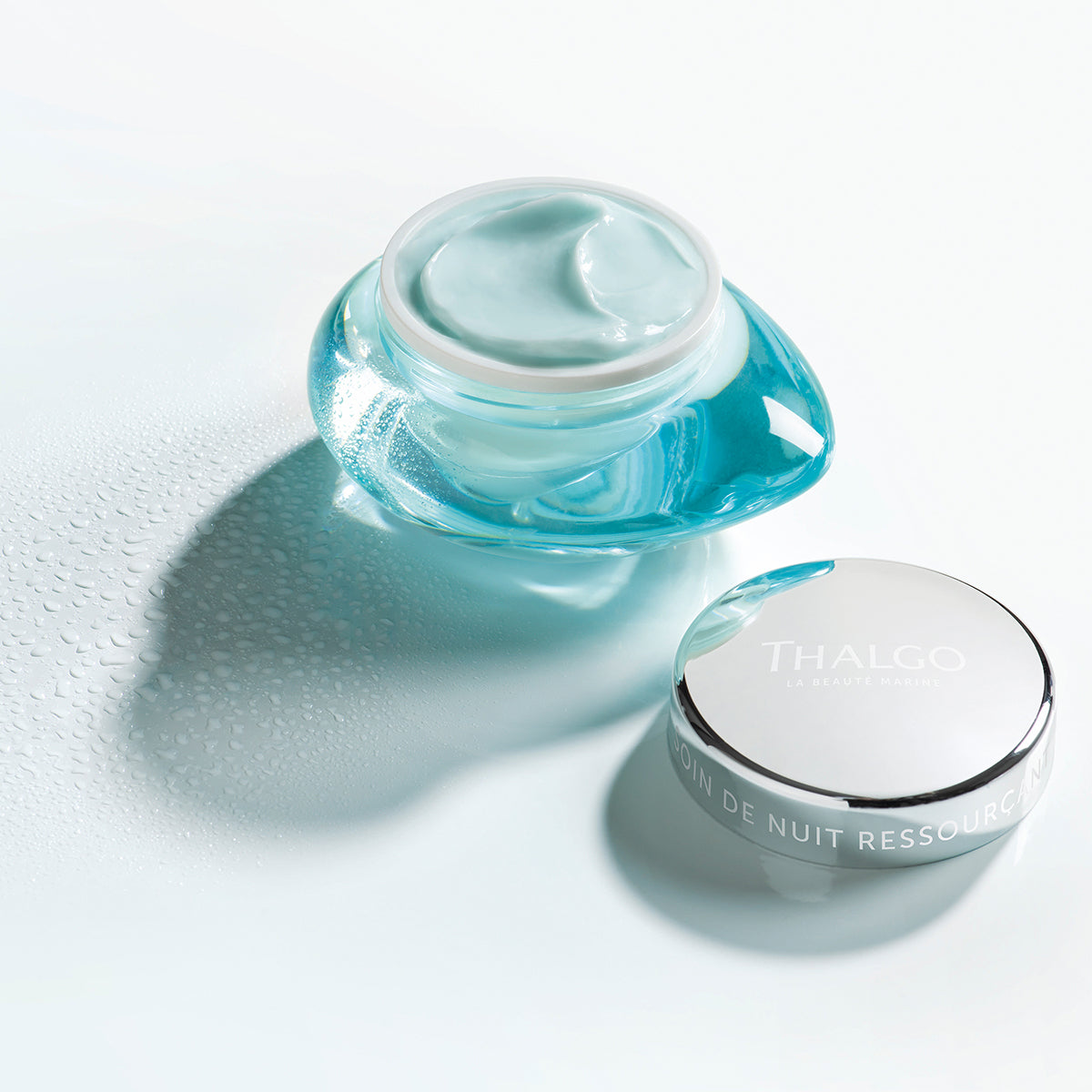 THALGO Source Marine - Soin de Nuit Ressourcant - Revitalisierende Nachtcreme  – für feuchtigkeitsarme Haut, 50ml, Tiegel offen mit Deckel