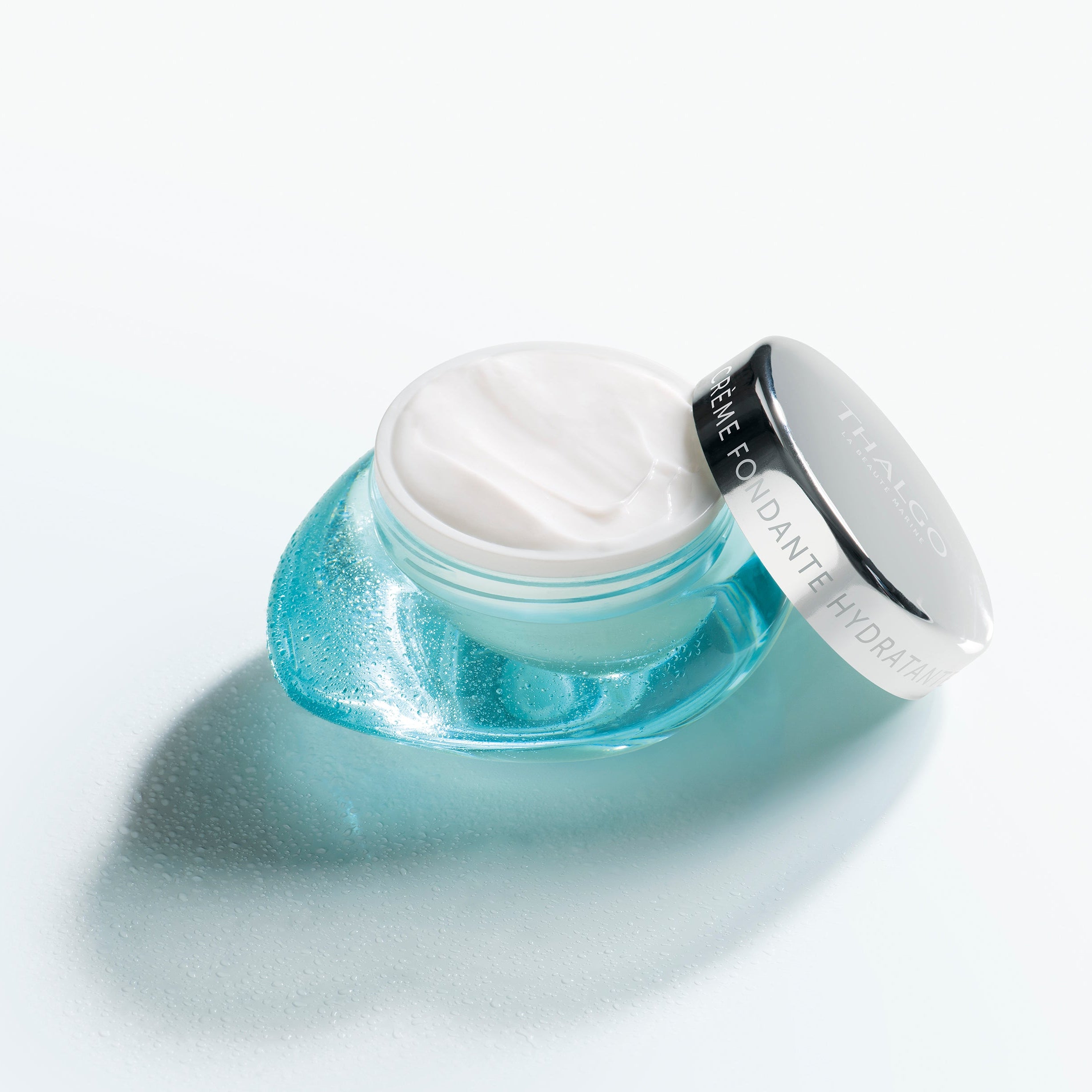THALGO Source Marine - Zartschmelzende Feuchtigkeitscreme , 50ml, Tiegel offen auf weißem Untergrund