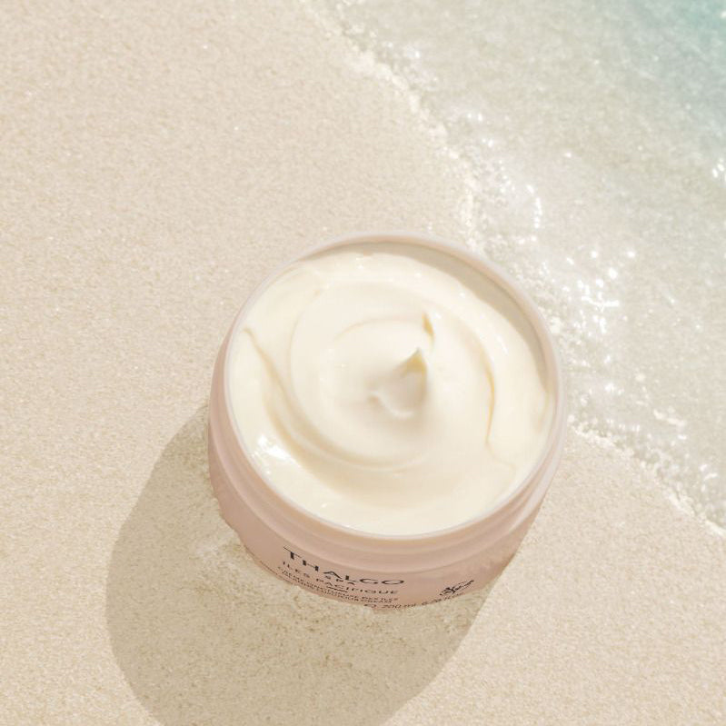 THALGO SPA Iles Pacifique - Zartschmelzende Insel-Creme  – 200ml, offener Tiegel am Strand stehend