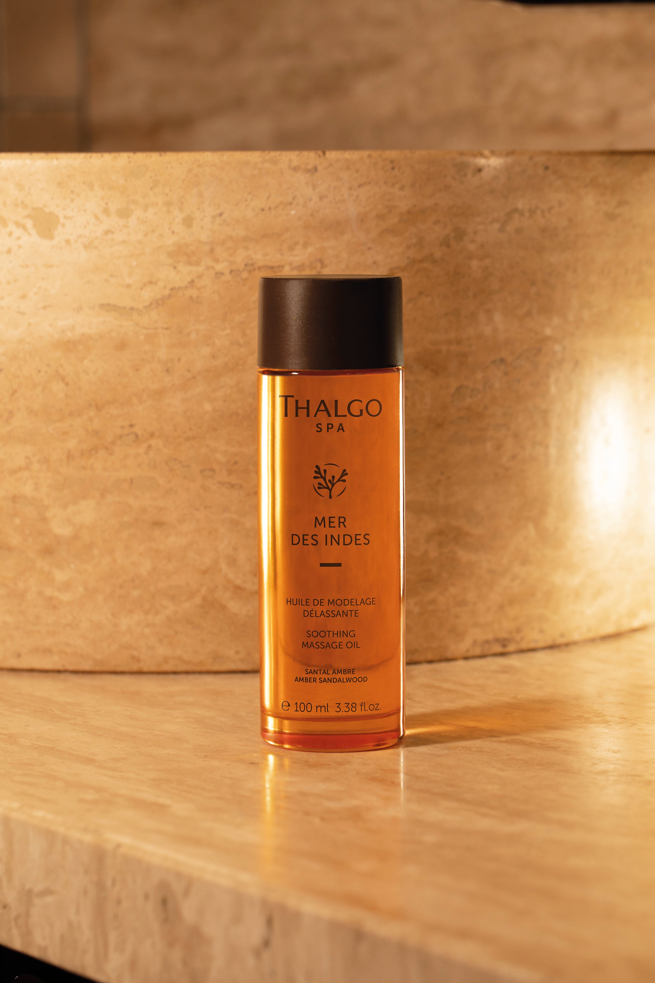 THALGO SPA Mer des Indes - Entspannendes Massageöl  – 100ml, Spenderflasche auf Mamorstein