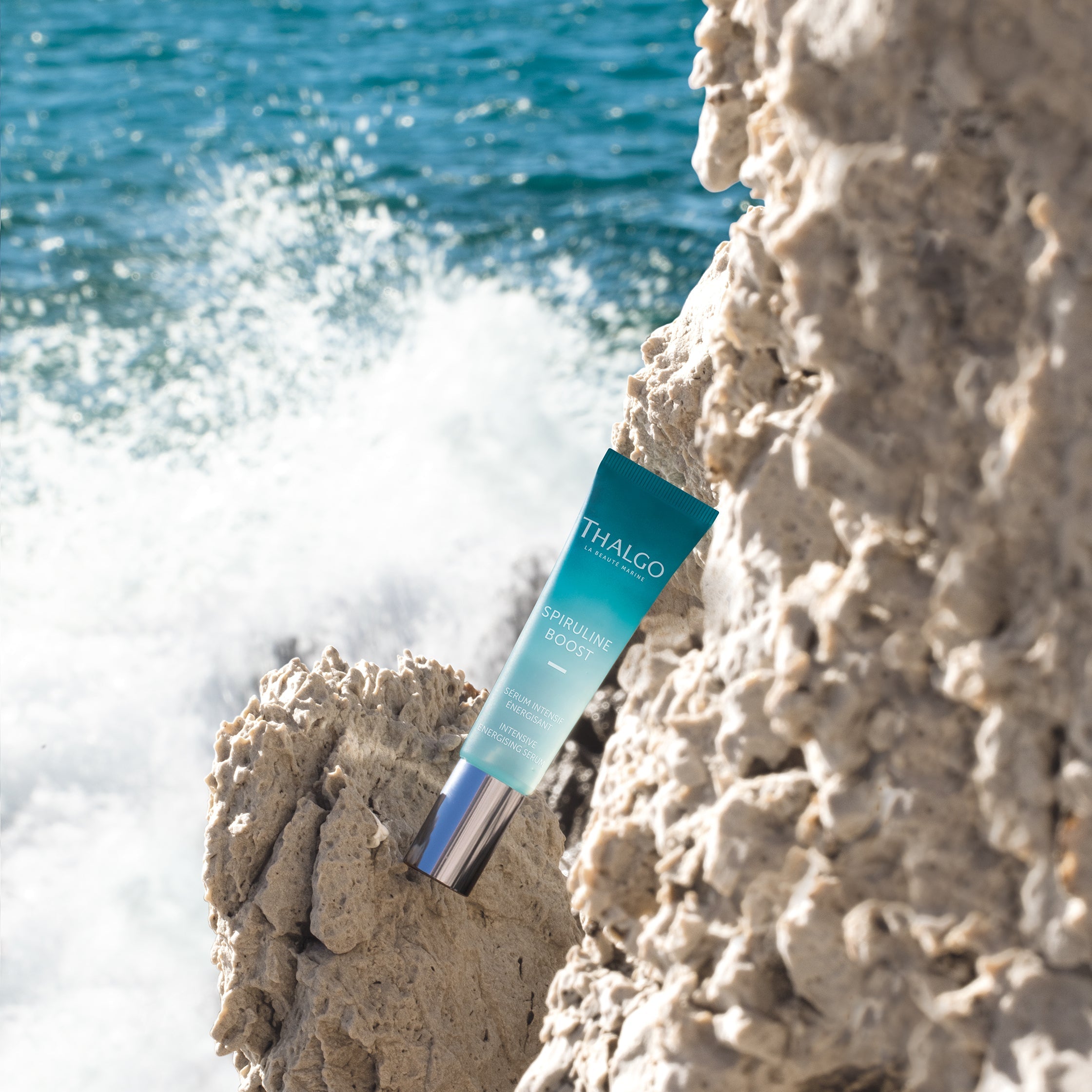 THALGO Spirulina Boost - Vitalisierendes Intensivserum  – für Mischhaut, 30ml, Tube auf Felsküste am Meer