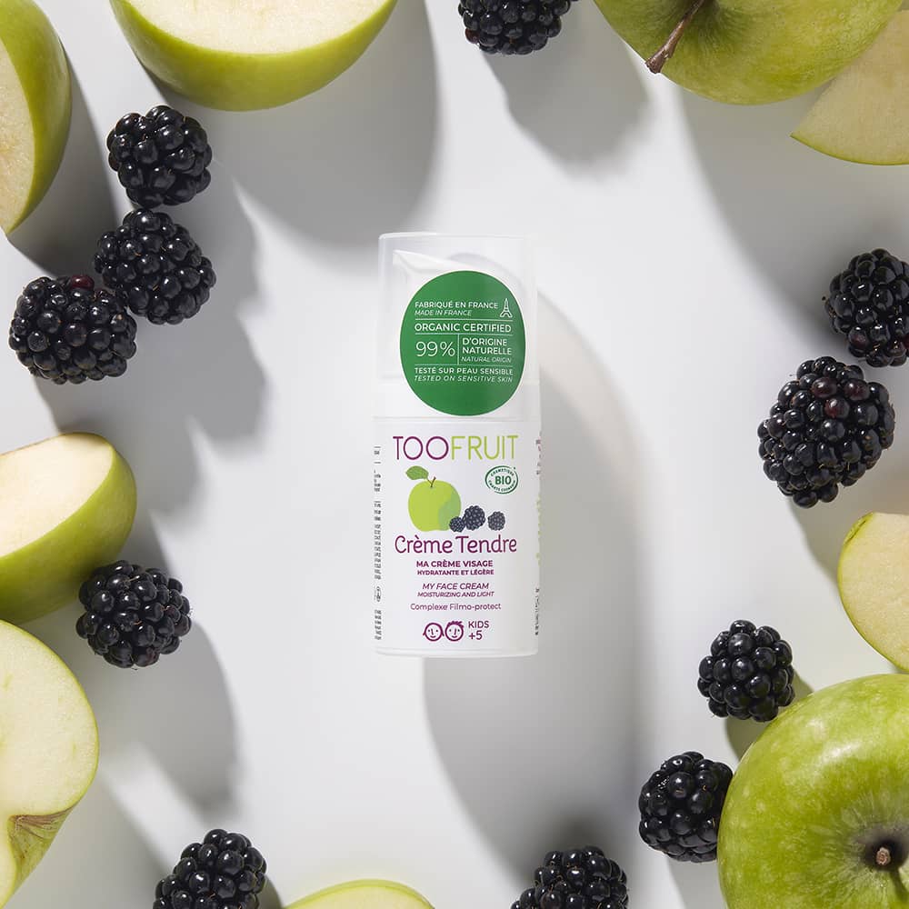 TOOFRUIT Leichte Gesichtscreme  – Apfel - Brombeere, 30ml, Pumpspender umringt von Äpfeln und Brombeeren