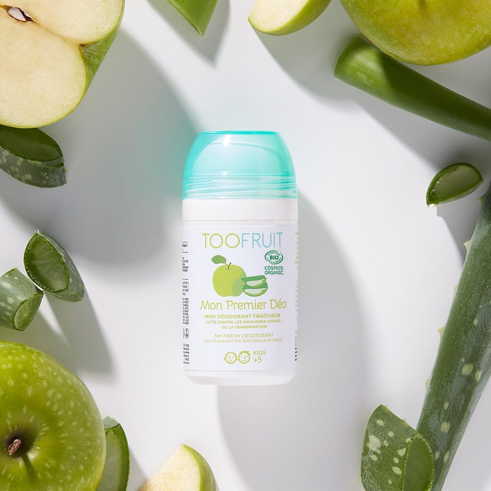 TOOFRUIT Mein erster Deoroller – Apfel - Aloe Vera, 50ml, Roll-on umringt von Äpfeln und Aloe Vera Blättern