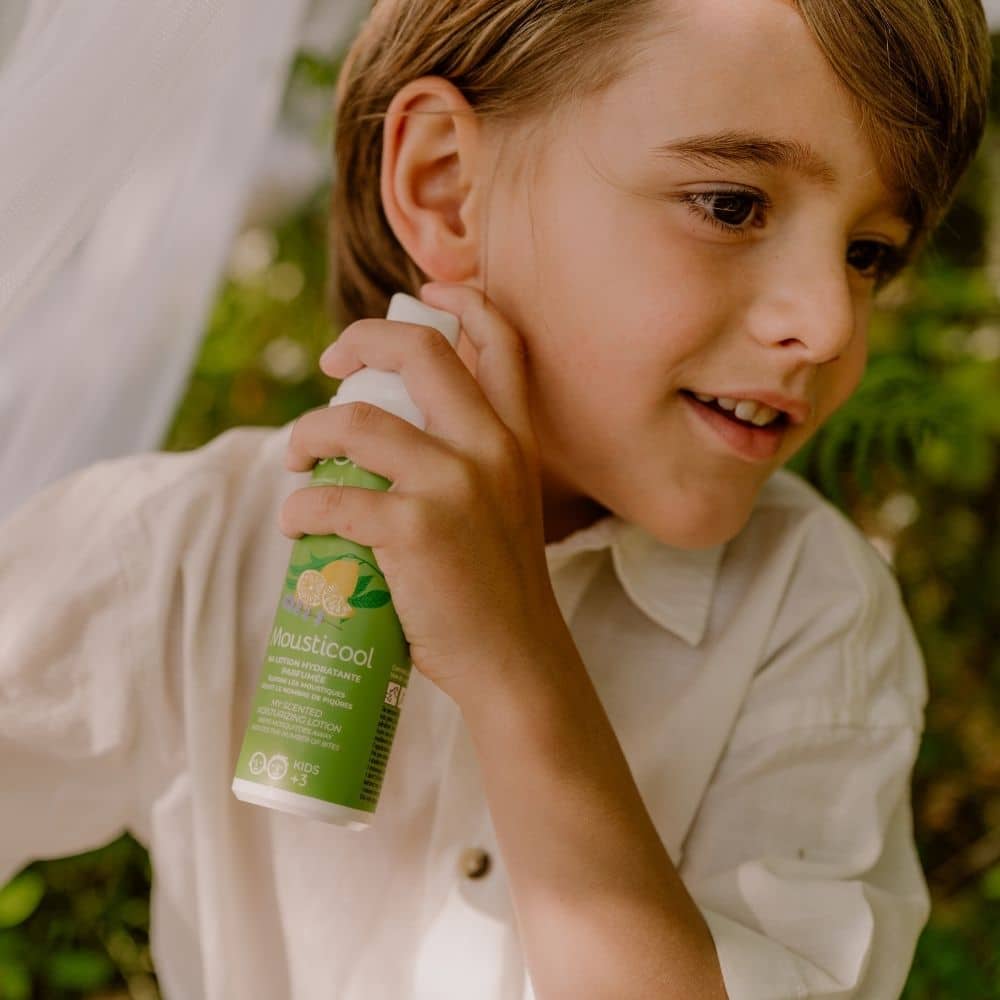 TOOFRUIT Mousticool Duftlotion gegen Mücken  – Zitrone - Pfefferminze, 100ml, Kind wendet Sprühlotion an