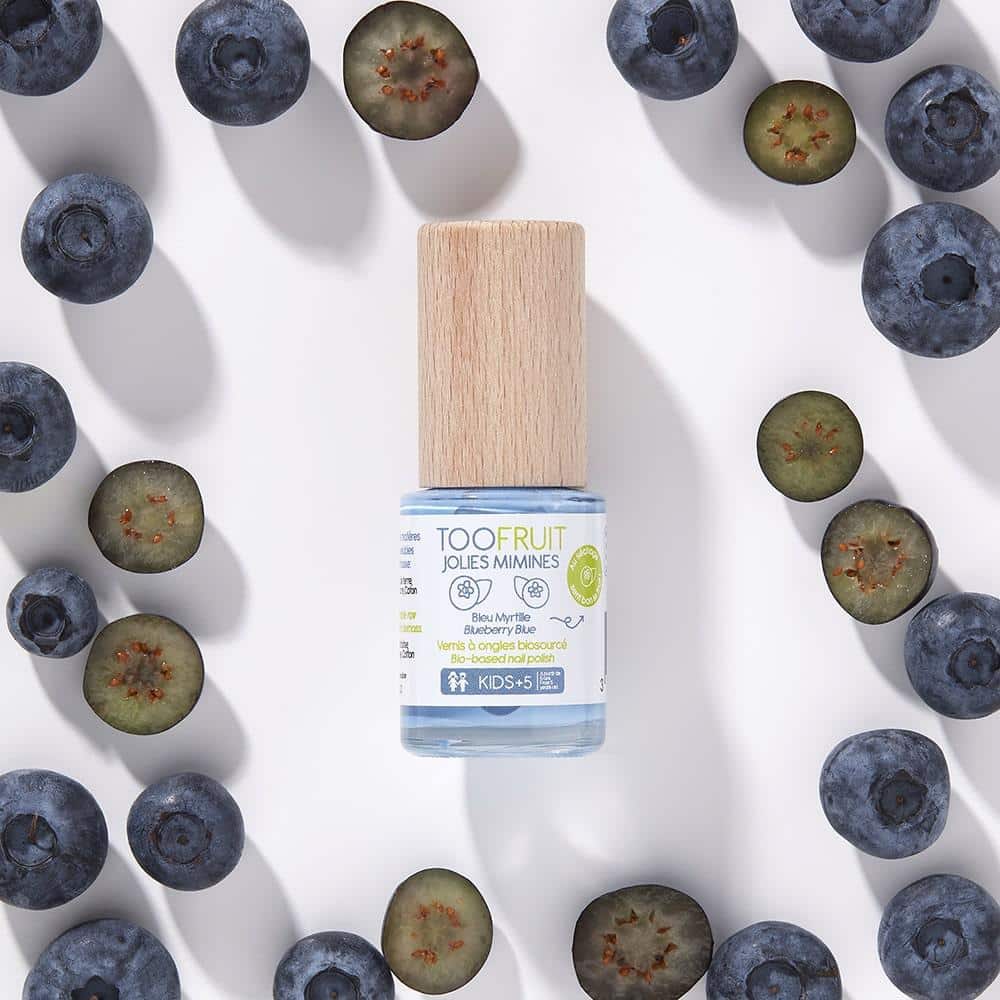 TOOFRUIT Nagellack Blaubeere  – 10ml, Pinselflasche umringt von Blaubeeren