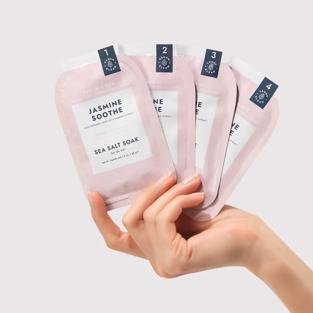 VOESH Pedi Moments - Jasmine Soothe – 1Stk, Hand hält Einzelsachets