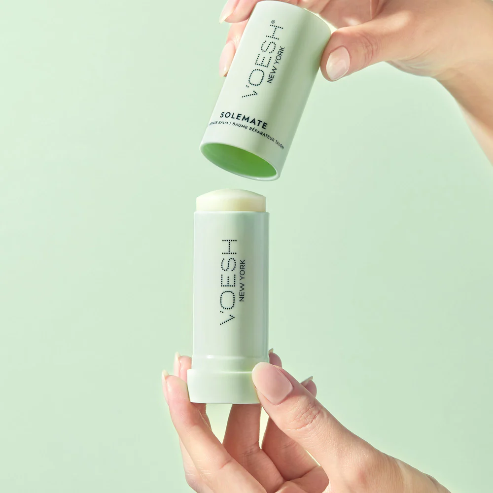 VOESH SoleMate Heel Repair Balm – 22ml, Hände öffnen Stick