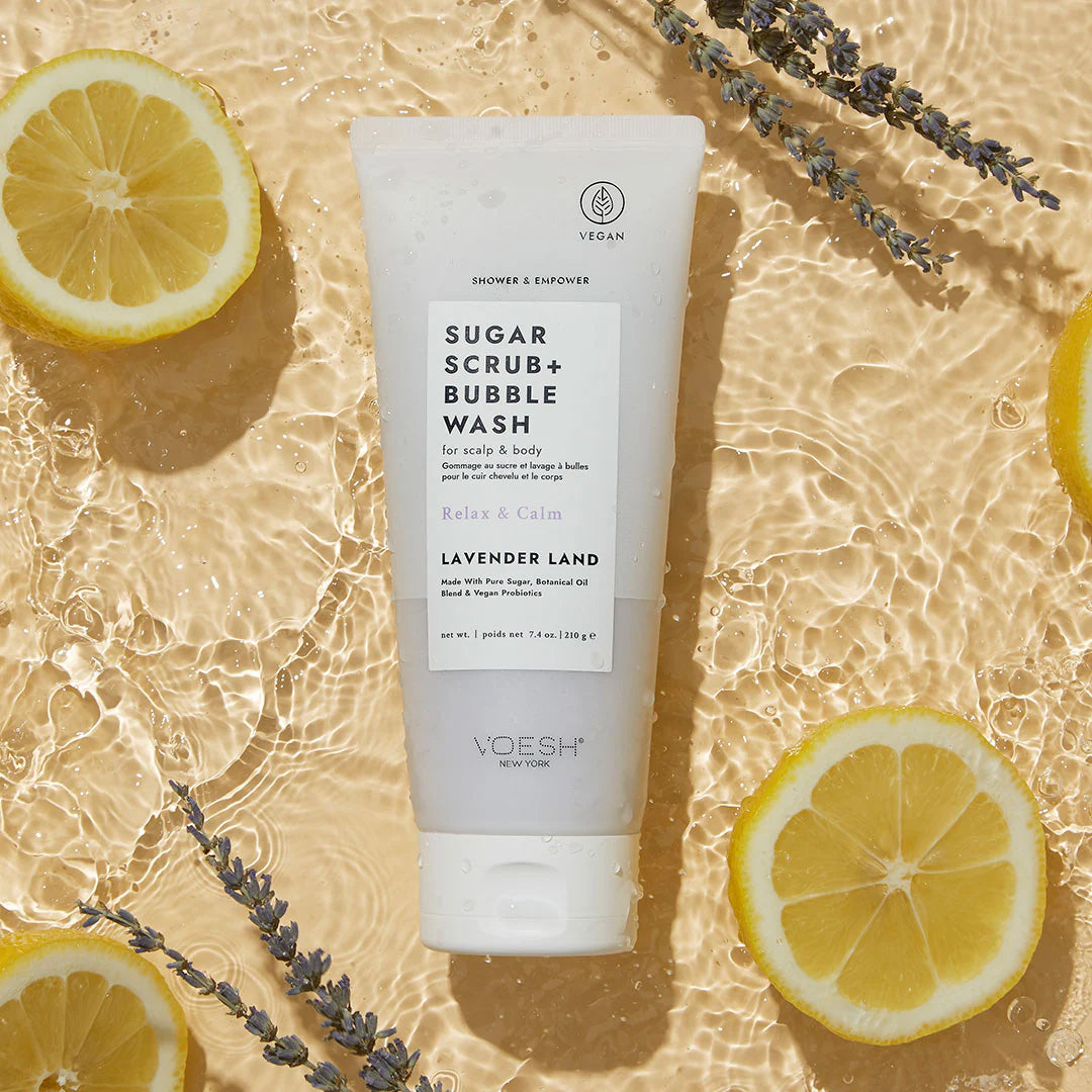 VOESH VOESH Sugar Scrub + Bubble Wash For Scalp and Body - Lavender Land – 210g, Tube in Wasser mit Lavendel und Zitronenscheiben