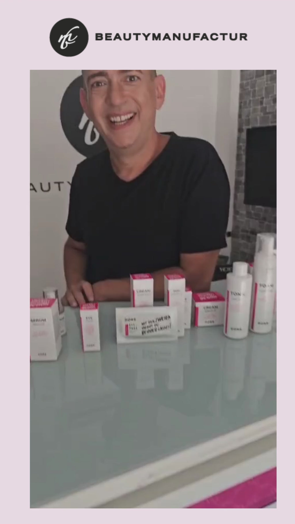 Marco Dors Gründer von DORS Cosmetics präsentiert die Eye intense Augencreme im Studio Mannheim