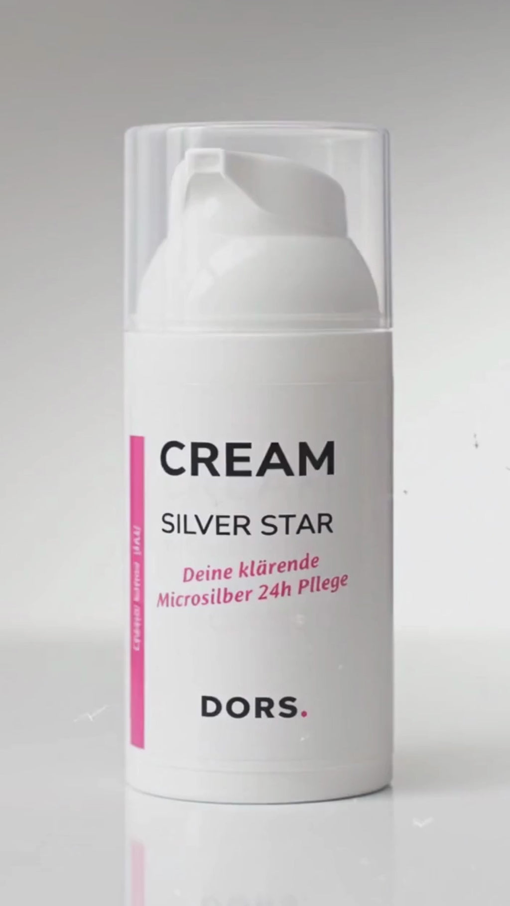 Frau trägt die Silver Star Creme auf, ihre Haut wirkt sichtbar ruhiger, klarer und gepflegt – ideal bei unreiner Haut